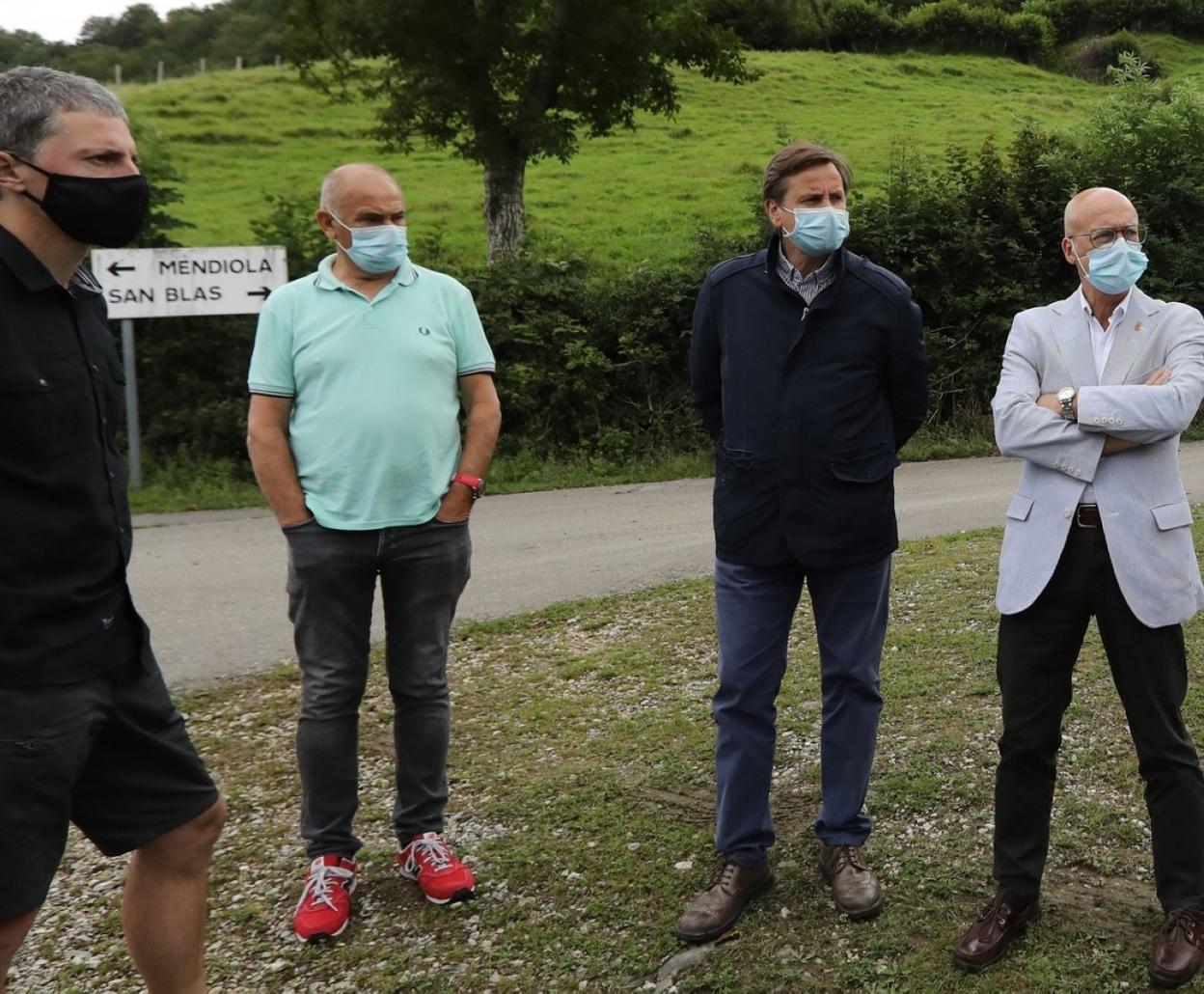 Ciriza junto a López, Otondo y Goñi en una visita al barrio de Mendiola. 