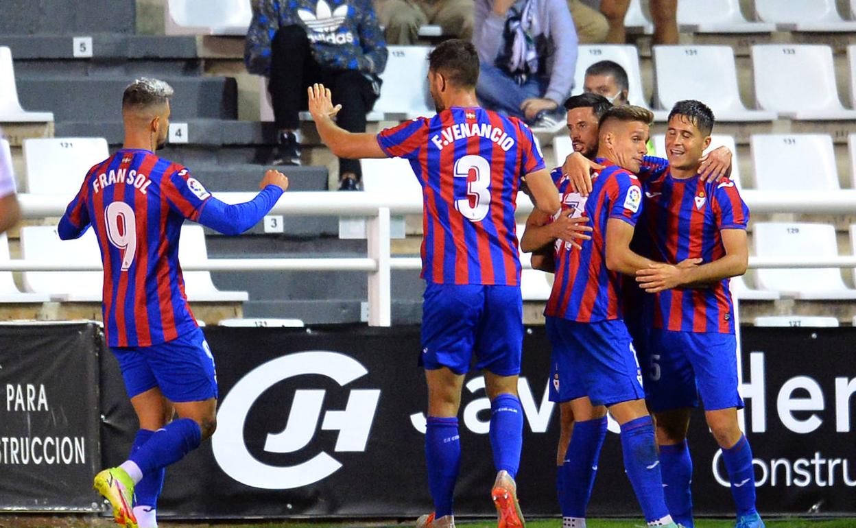 Los jugadores armeros celebran el gol de la victoria en El Plantío.