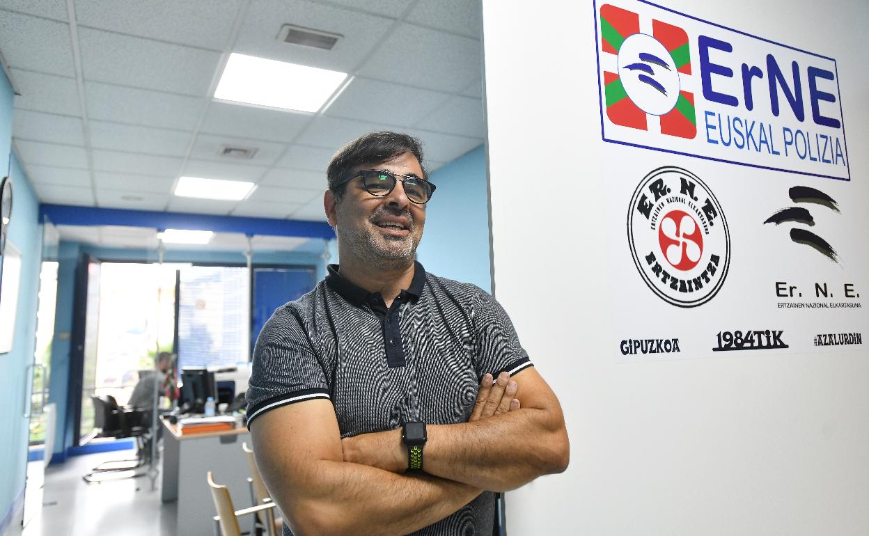 Aitor Otxoa posa en las oficinas que ERNE tiene en San Sebastián. 