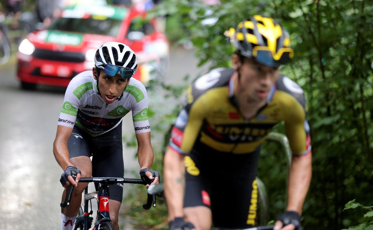 Egan Bernal sigue con la mirada a Primoz Roglic en la ascensión a los Lagos de Covadonga. 