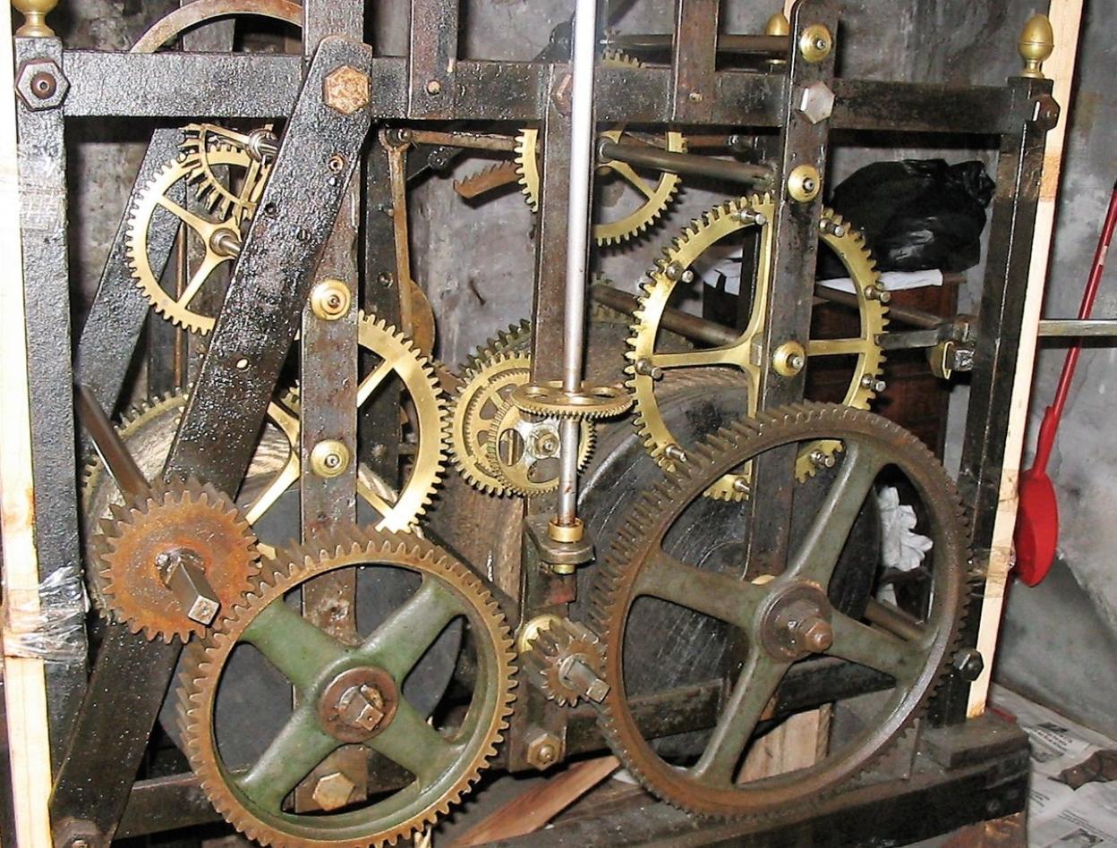 La maquinaria del reloj de la plaza nueva de Lucena, datada en 1928, y la del reloj de la ermita de San Martín de Azkoitia, colocada por los relojeros Zugasti en 1859. 