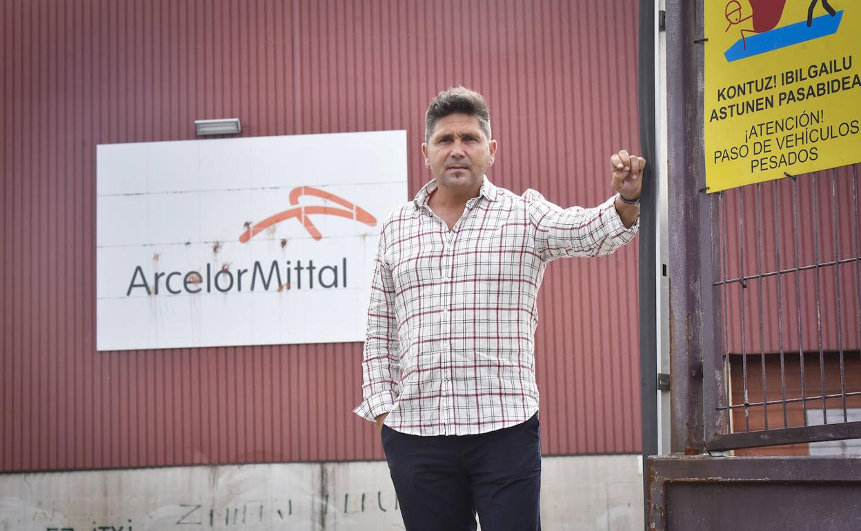 Mikel Serrano, alcalde de Zumarraga, ayer, en el acceso a las instalaciones de Arcelor Mittal. 