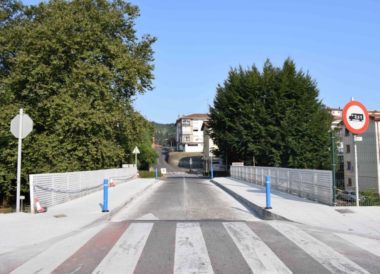 Se ha eliminado uno de los carriles para ensanchar las aceras.