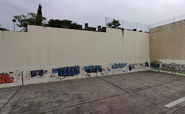 El frontón cercano al caserío también está embadurnado. 