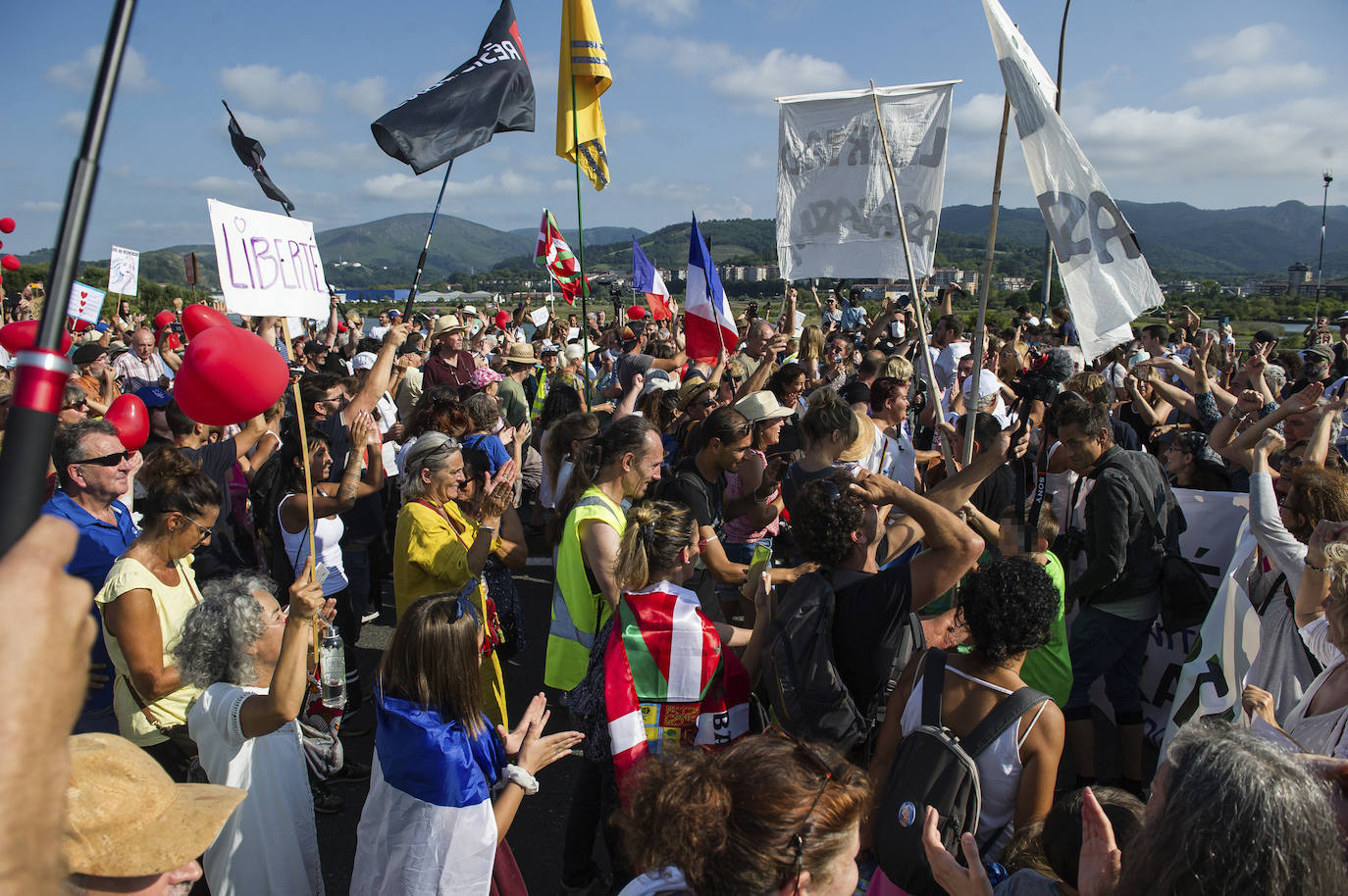Fotos: Centenares de negacionistas se manifiestan entre Irun y Hendaia y cierran el puente de Santiago