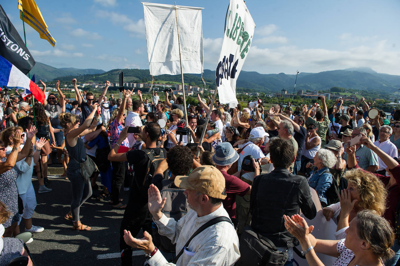 Fotos: Centenares de negacionistas se manifiestan entre Irun y Hendaia y cierran el puente de Santiago