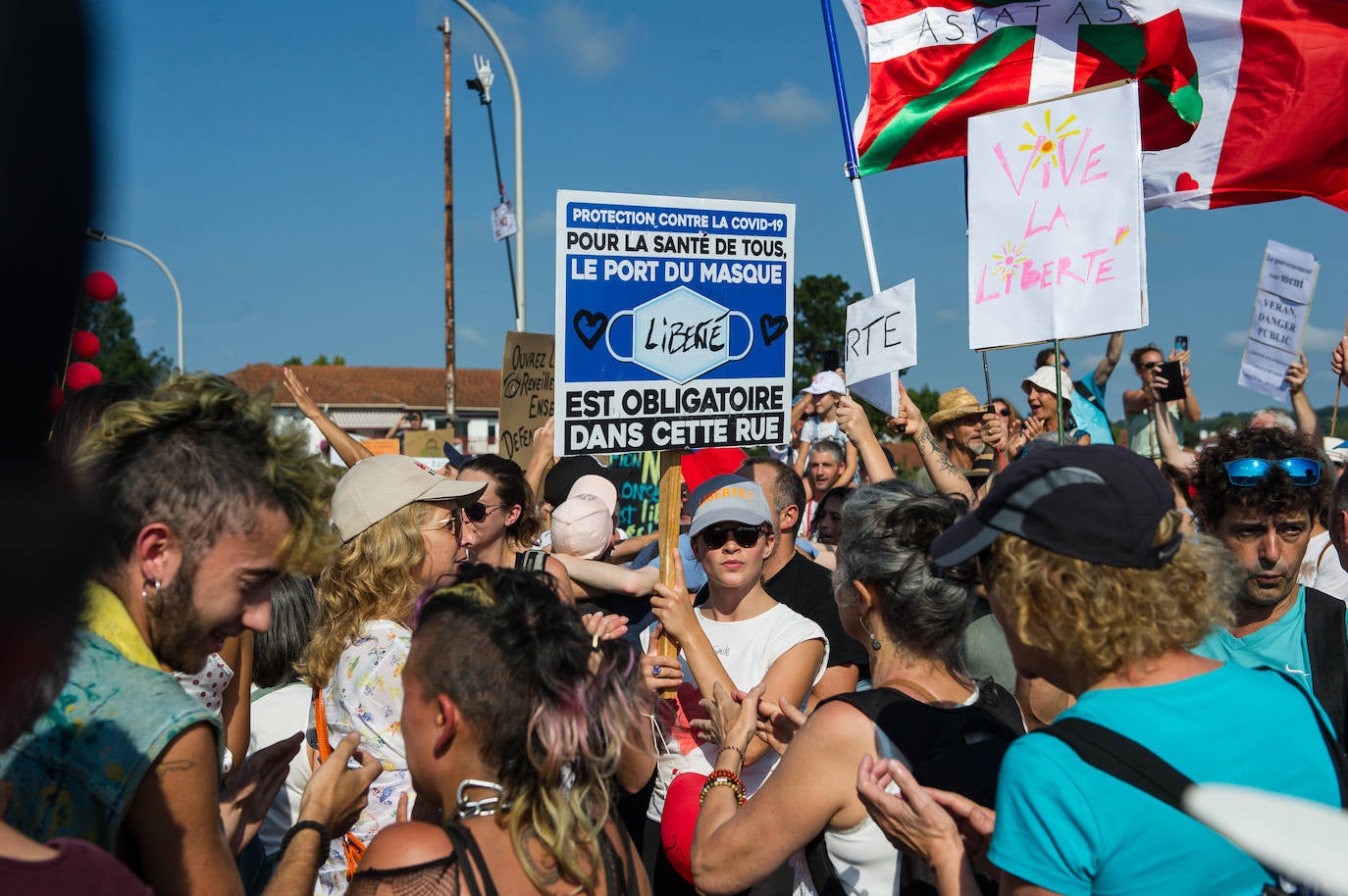 Fotos: Centenares de negacionistas se manifiestan entre Irun y Hendaia y cierran el puente de Santiago
