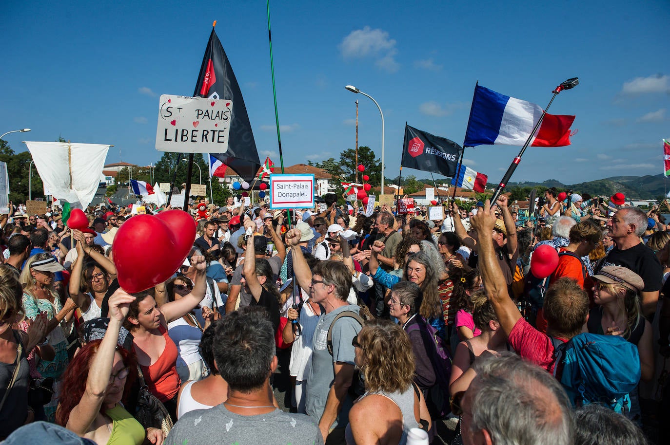 Fotos: Centenares de negacionistas se manifiestan entre Irun y Hendaia y cierran el puente de Santiago