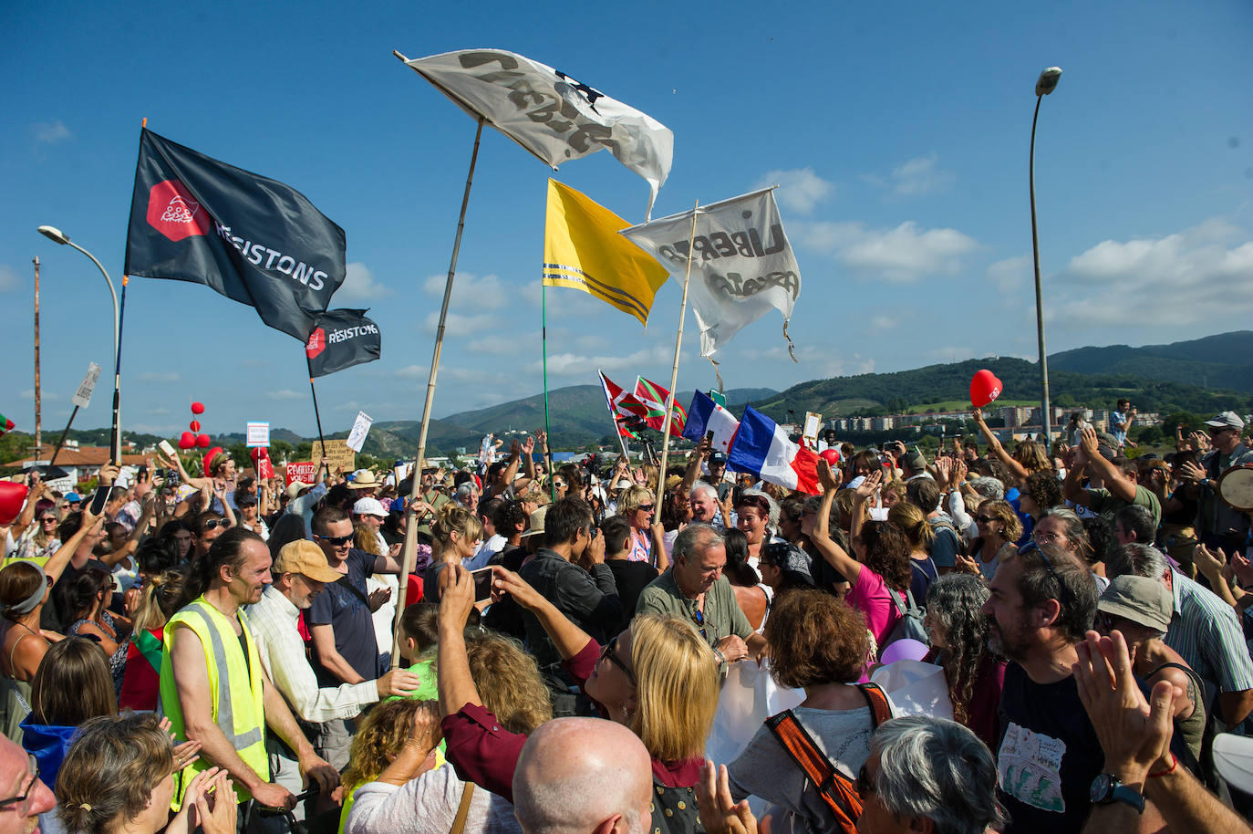 Fotos: Centenares de negacionistas se manifiestan entre Irun y Hendaia y cierran el puente de Santiago