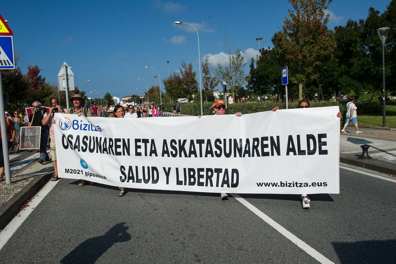Fotos: Centenares de negacionistas se manifiestan entre Irun y Hendaia y cierran el puente de Santiago