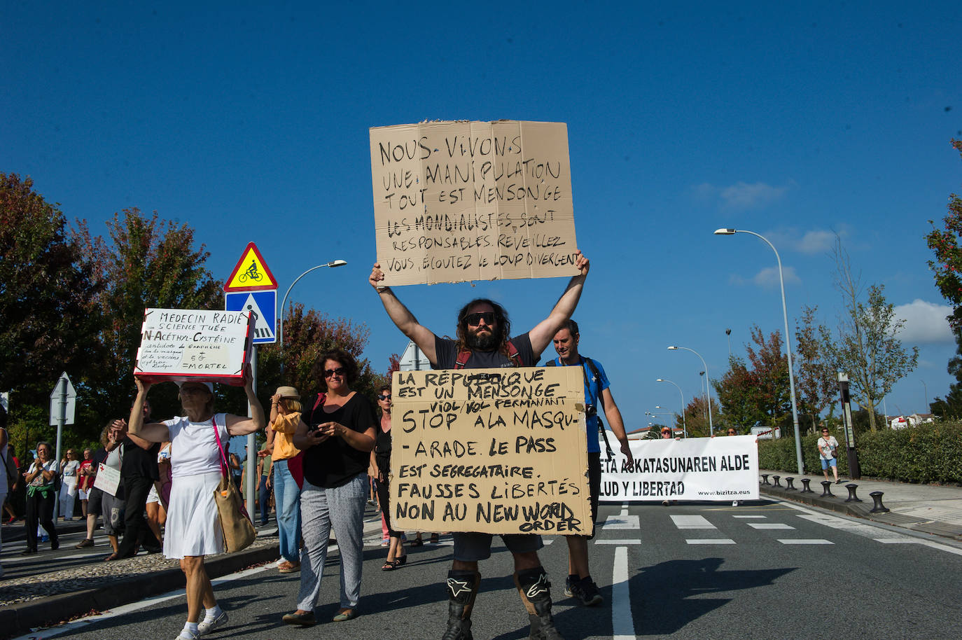 Fotos: Centenares de negacionistas se manifiestan entre Irun y Hendaia y cierran el puente de Santiago