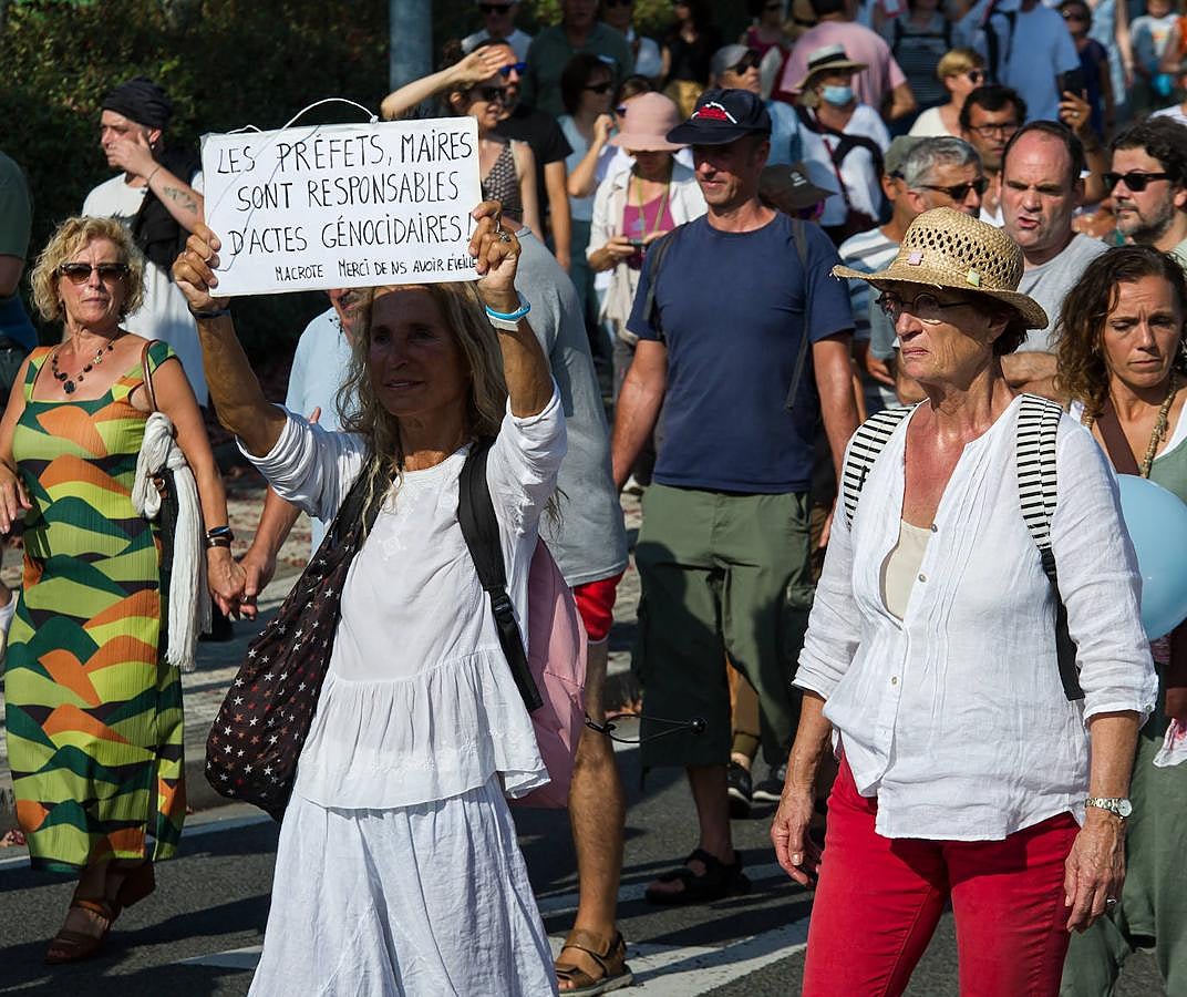 Fotos: Centenares de negacionistas se manifiestan entre Irun y Hendaia y cierran el puente de Santiago