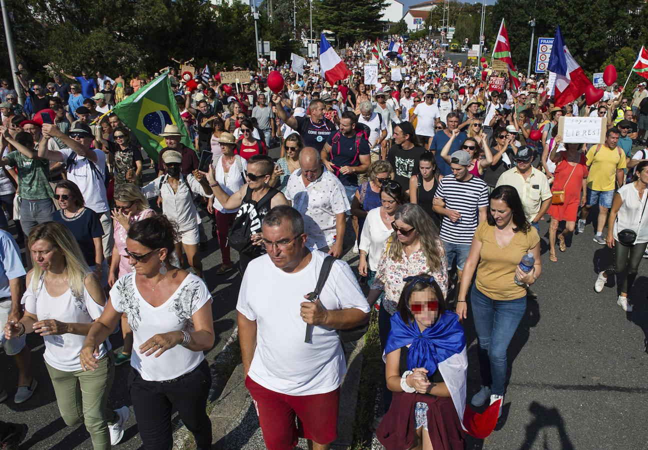 Fotos: Centenares de negacionistas se manifiestan entre Irun y Hendaia y cierran el puente de Santiago