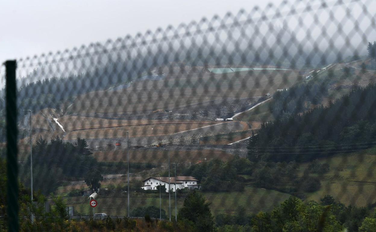 Vista ayer del vertedero de Zaldibar, tras los trabajos de búsqueda y estabilización realizados durante 15 meses tras el derrumbe. 
