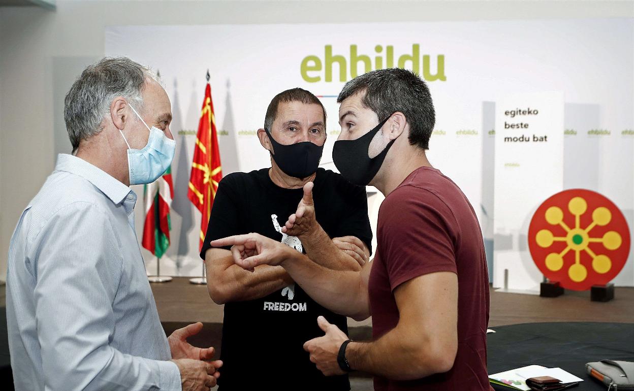 Adolfo Araiz, Arnaldo Otegi y Arkaitz Rodríguez, en una de las asambleas de Sortu.