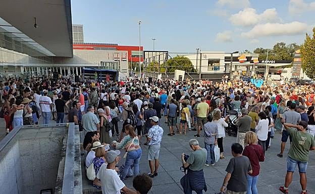 Imagen principal - Coronavirus Euskadi: Centenares de negacionistas se manifiestan entre Irun y Hendaia y cierran el puente de Santiago
