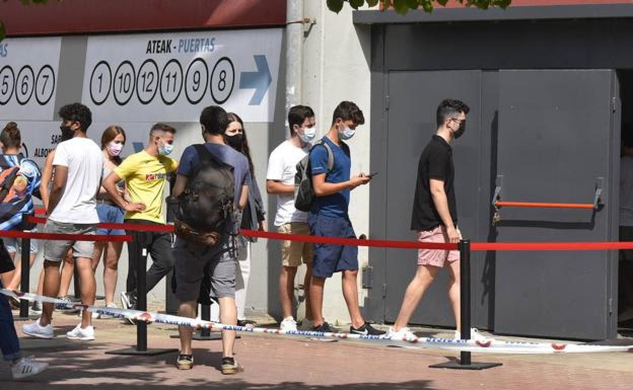 Coroanvirus Euskadi: La vacunación desploma la incidencia en los veinteañeros vascos en un mes