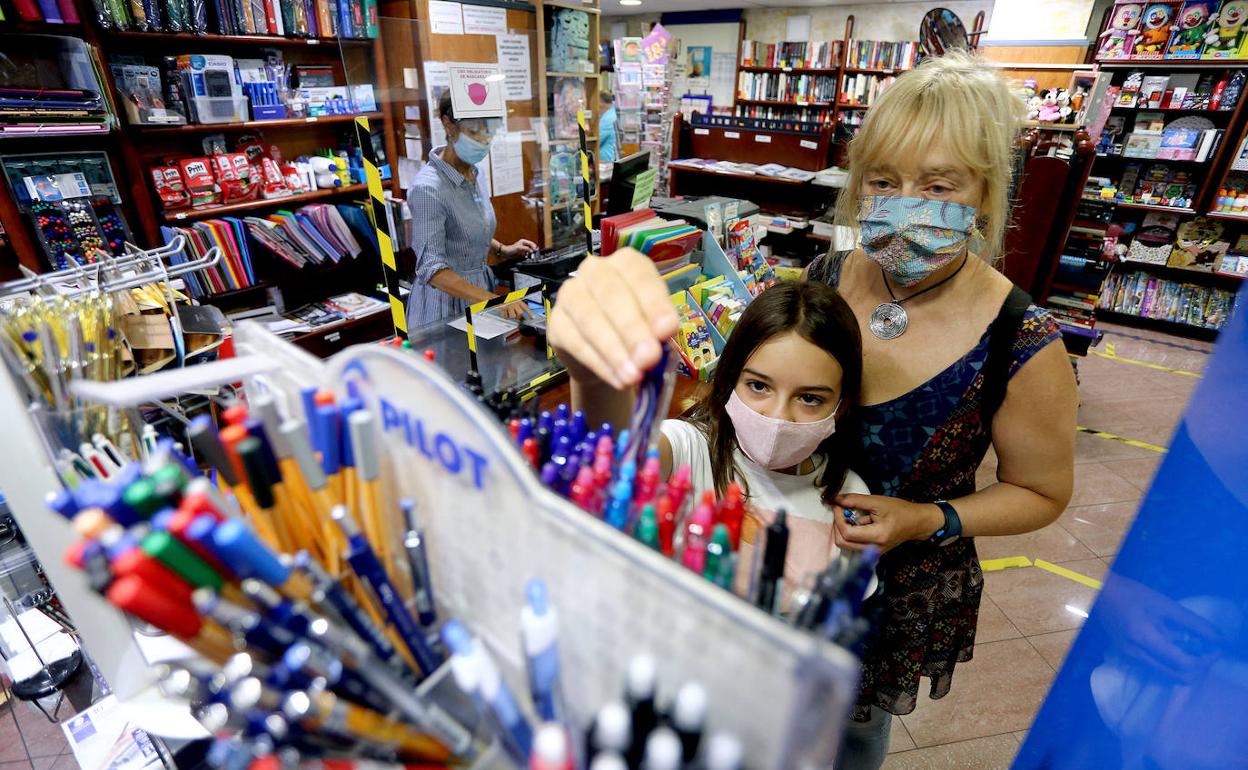 Eunate y su madre, Idoia Adarraga, eligen material escolar en vísperas del inicio del nuevo curso. 