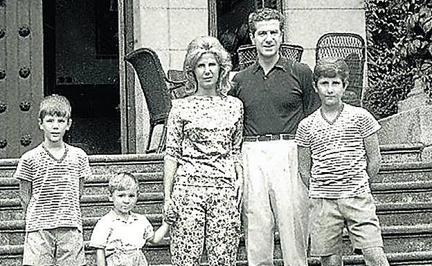 La familia en el verano de 1958. Luis Martínez de Irujo y Cayetana de Alba en Arbaisenea con sus tres hijos mayores Carlos, Alfonso y Jacobo 