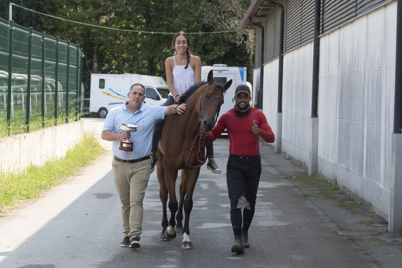 El preparador Ion Elarre junto a Vicky Alonso sobre 'City Gent', uno de los protagonistas este verano en el hipódromo. 
