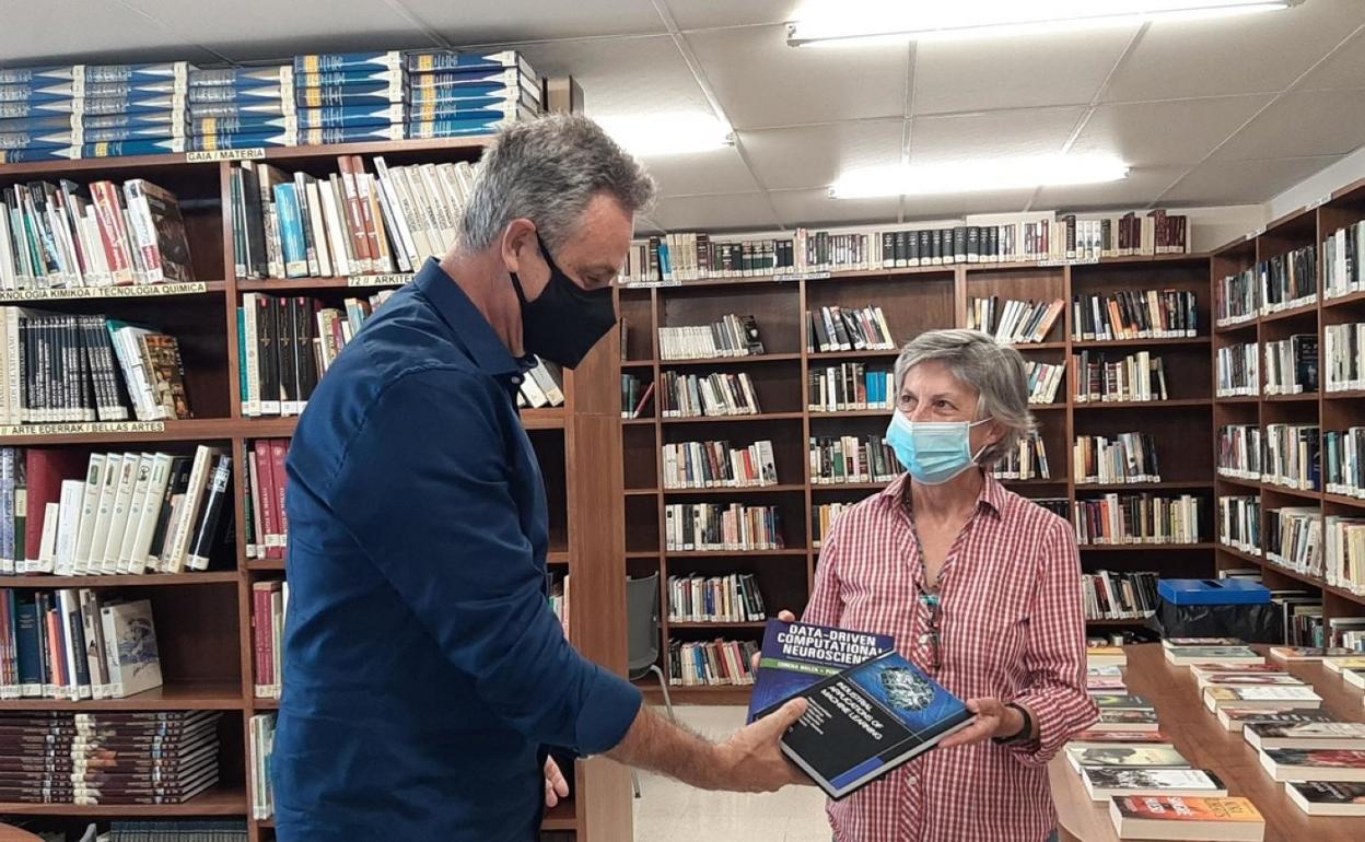 Larrañaga, en el momento de hacer la entrega de los libros. 