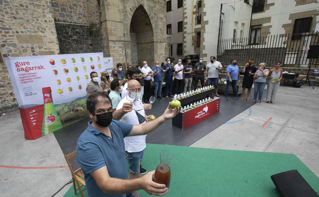 Productores de sidra y representantes institucionales, este martes durante la presentación de la cosecha de 2021. 