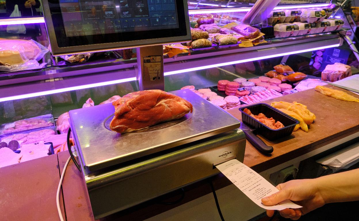 Un carnicero guipuzcoano imprime una factura en su báscula digital. 