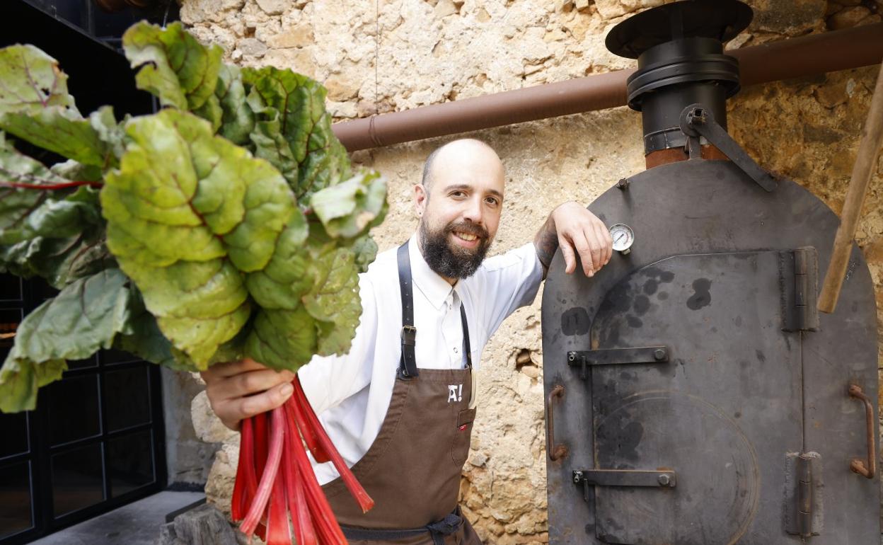 Tras años liándola en la Parte Vieja donostiarra con A Fuego Negro, Edorta Lamo ha regresado a sus raíces en Kanpezu con Arrea!