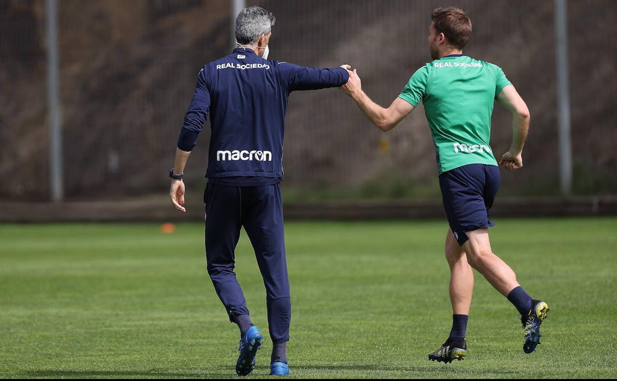 Imanol Alguacil y Asier Illarramendi se saludan durante un entrenamiento. 