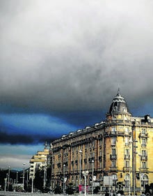 Imagen secundaria 2 - Primer premio. Atrapando a la Zurriola. Un atardecer inmortalizado con una Canon EOS 77D y una 'Foto Ball', es decir, una bola de cristal que refleja la imagen.Joel Salazar Rámirez. Segundo premio. Chapuzón. Una competición de mar en Hendaia retratada con una Nikon D5300. Trinidad Grases Gesti. Tercer premio. La casa embrujada. Una fotografía captada con el teléfono móvil cuando un nubarrón se echaba sobre el Hotel María Cristina. Jorge Enríquez Megino.