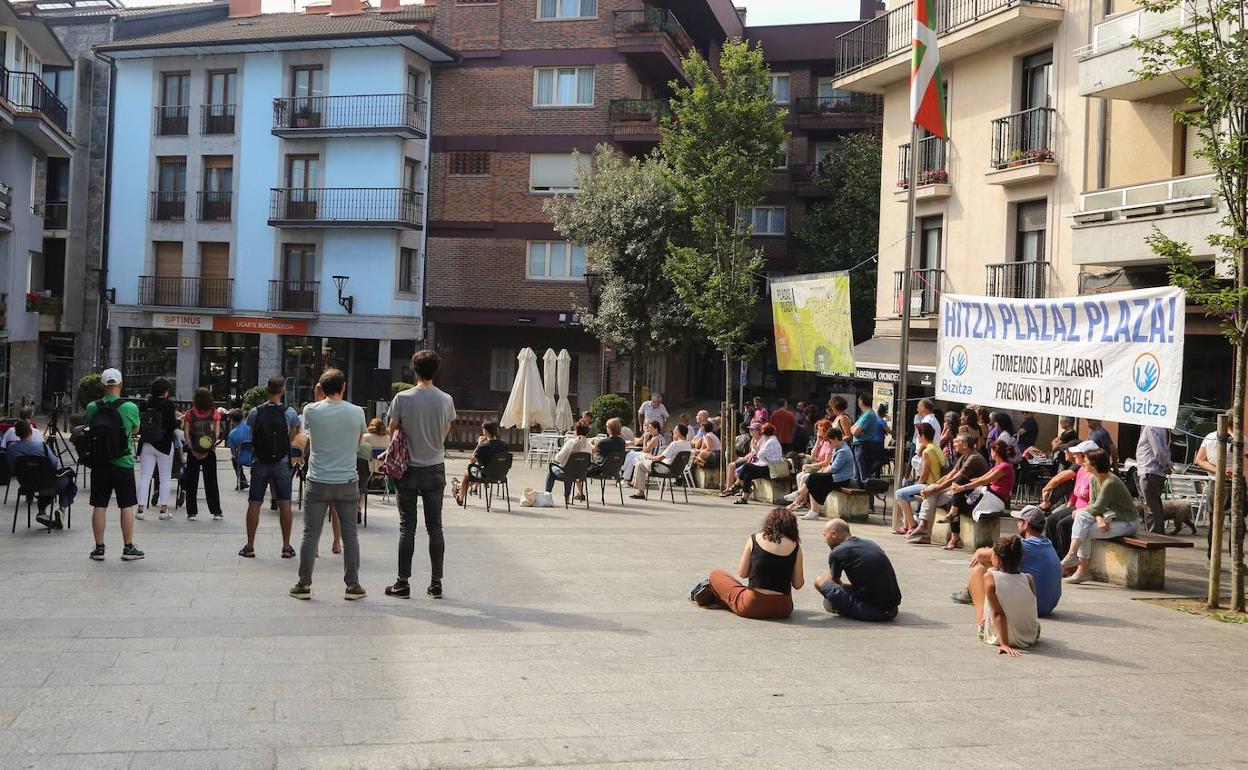Bizitza reúne a medio centenar de personas en Zestoa en una jornada para ofrecer «otra mirada del Covid»