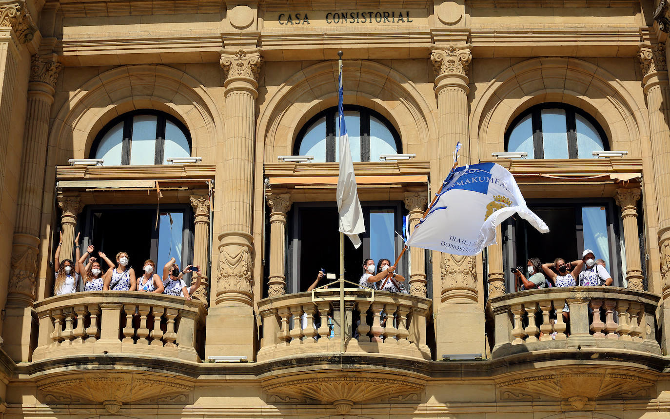 Fotos: Las campeonas de La Concha, Donostia Arraun Lagunak, recibidas en el Ayuntamiento de San Sebastián