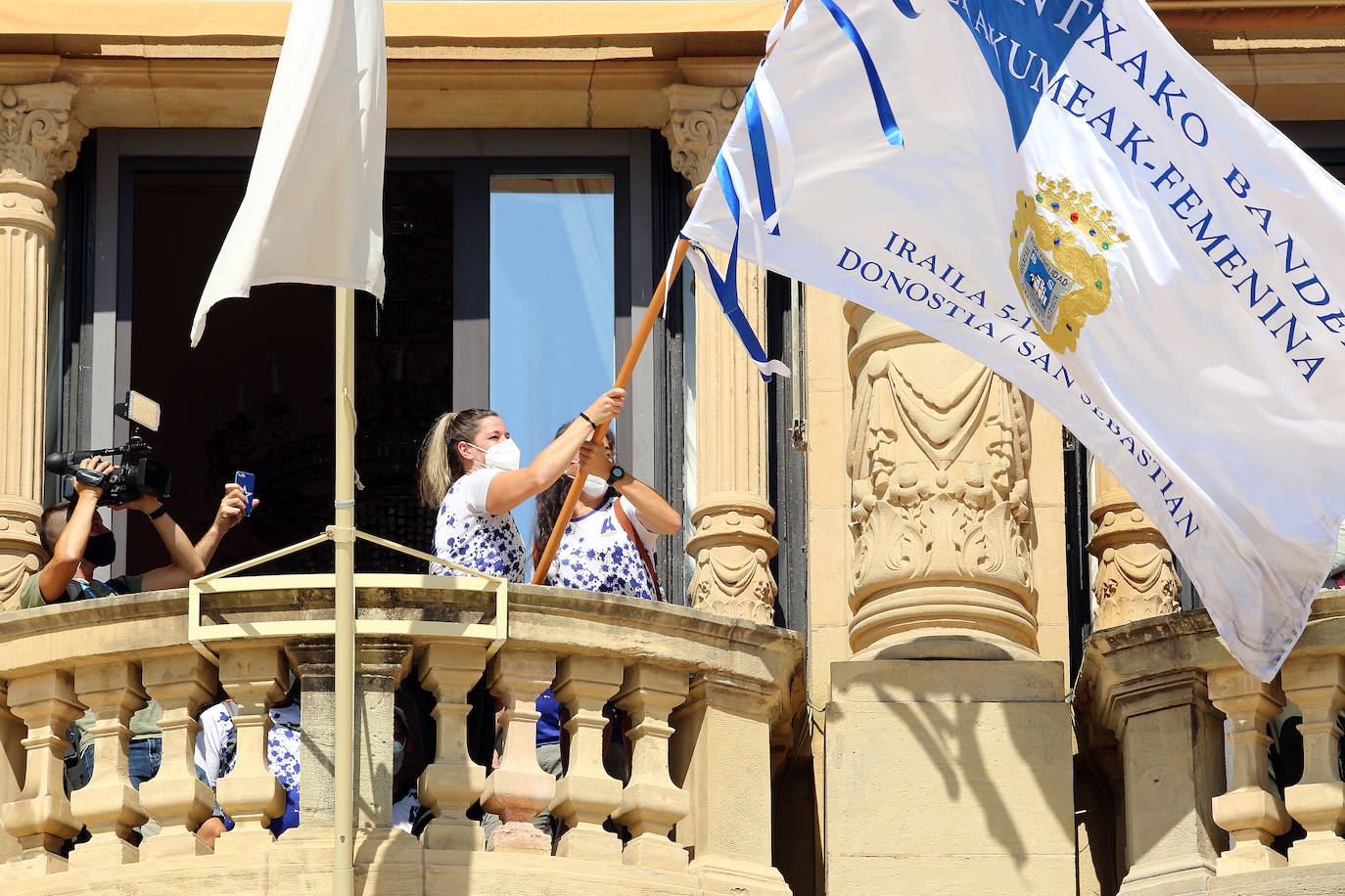 Fotos: Las campeonas de La Concha, Donostia Arraun Lagunak, recibidas en el Ayuntamiento de San Sebastián