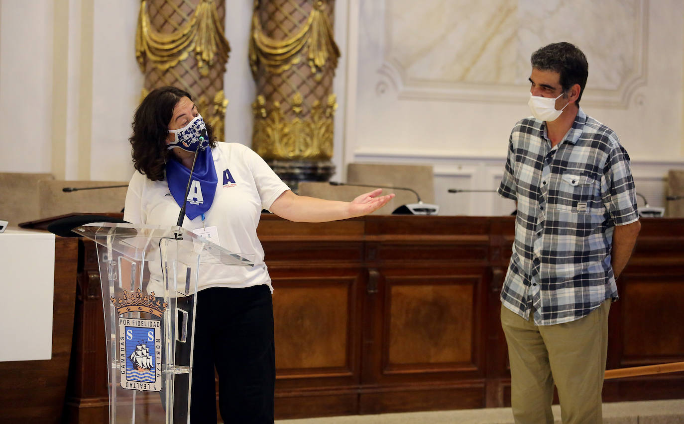 Fotos: Las campeonas de La Concha, Donostia Arraun Lagunak, recibidas en el Ayuntamiento de San Sebastián