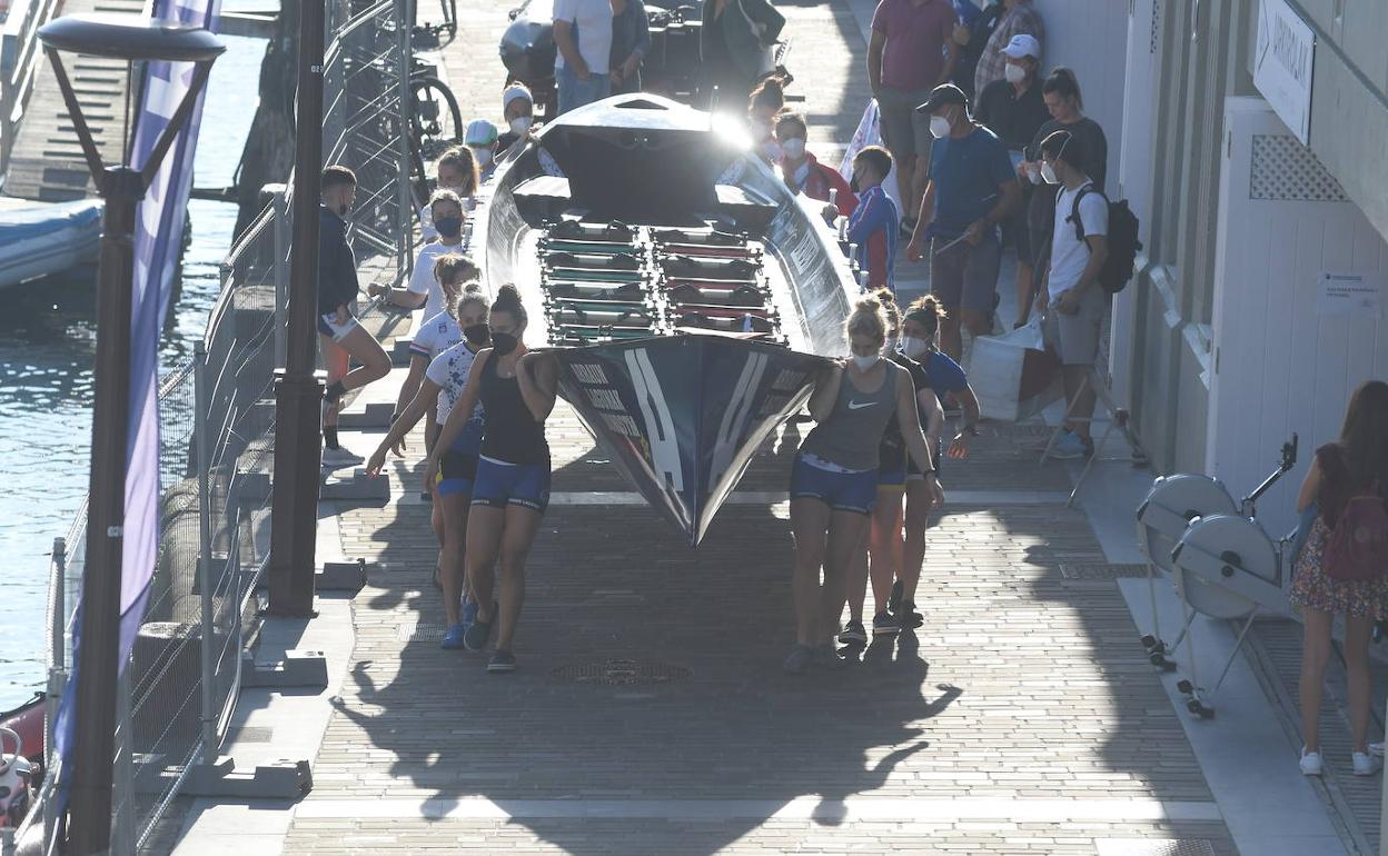 Las remeras de Arraun Lagunak, en el puerto de Donostia.