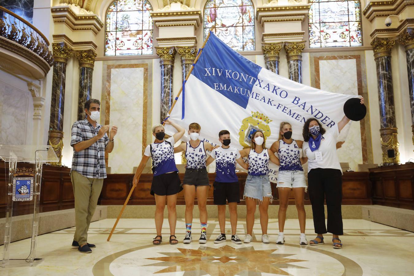 Fotos: Las campeonas de La Concha, Donostia Arraun Lagunak, recibidas en el Ayuntamiento de San Sebastián