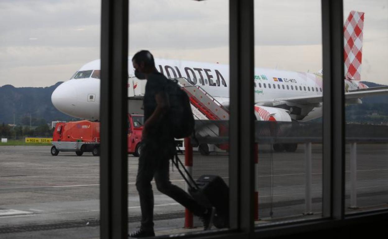 Un viajero accede a la pista para coger un vuelo de Volotea. 