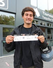 Imagen secundaria 2 - Seguidores de la Real Sociedad recogen sus entradas para el partido ante el PSV Eindhoven de Europa League