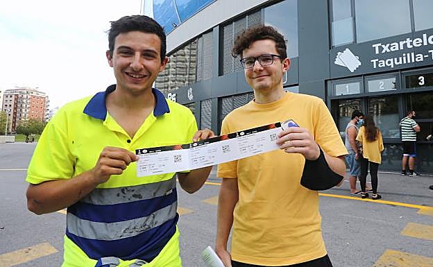 Imagen principal - Seguidores de la Real Sociedad recogen sus entradas para el partido ante el PSV Eindhoven de Europa League