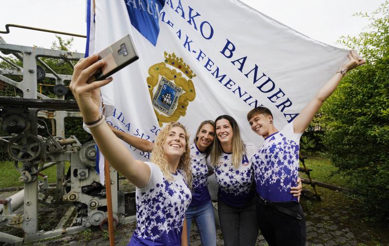 Ane Sánchez, Naiara Martín, Usue Molina y Xubane Uribarrena se hacen un selfie con la Bandera de la Concha en la entrada de El Diario Vasco 