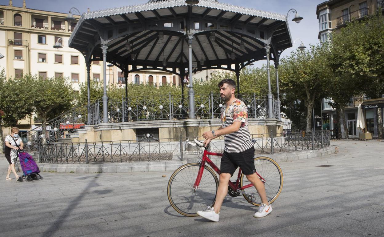 El delegado de Movilidad, Borja Olazabal, dio a conocer los detalles de esta Semana de la Movilidad en la plaza del Ensanche, que acogerá buena parte de las actividades programadas. 