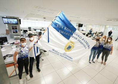 Imagen secundaria 1 - Las mujeres de Arraun Lagunak ondean la Bandera de La Concha