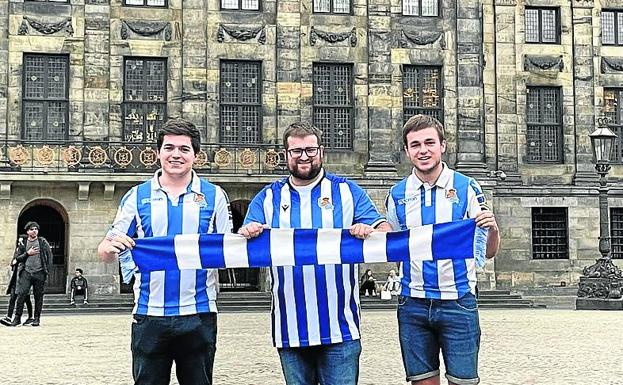 Unai Valverde, Ander Oiarbide e Iker Valverde disfrutan en la plaza Dam de Amsterdam