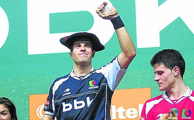 Estreno. Ganó en 2002 la primera txapela del Cuatro y Medio contra Barriola.