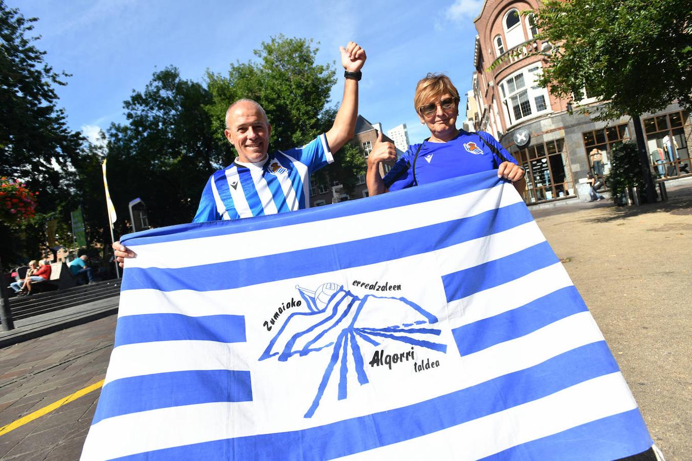 PSV - Real Sociedad: Ambiente txuri-urdin en las calles de Eindhoven