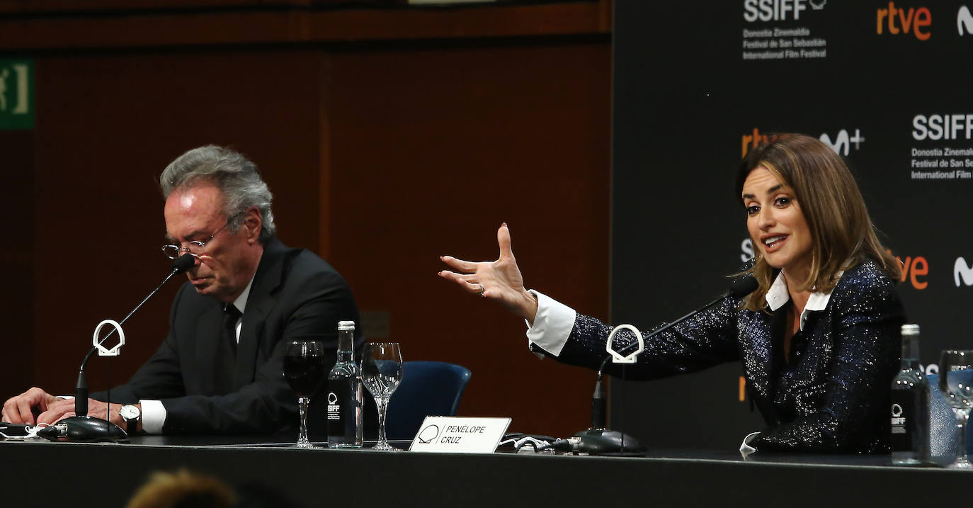 Fotos: Penélope Cruz y Antonio Banderas posan el Kursaal tras el estreno de &#039;Competencia oficial&#039;