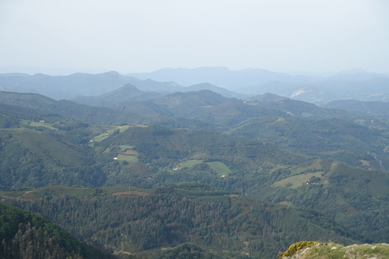 Erroilbide (832 m.), Txurrumurru (823 m.) y Irumugarrieta (806 m.) forman parte de la gran mole que vigila cualquier movimientoen Orasoaldea