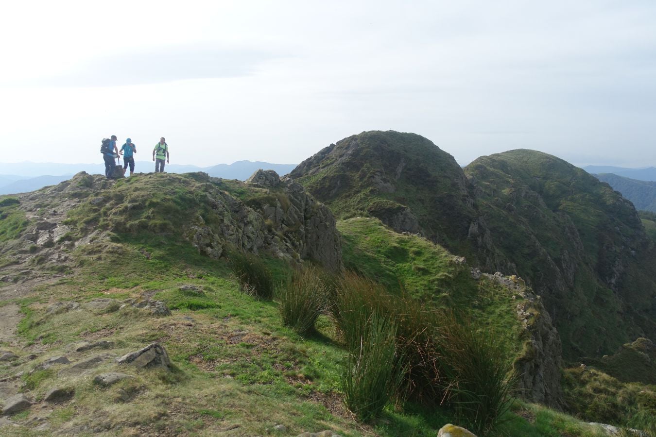 Erroilbide (832 m.), Txurrumurru (823 m.) y Irumugarrieta (806 m.) forman parte de la gran mole que vigila cualquier movimientoen Orasoaldea