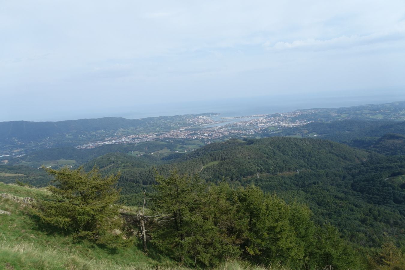 Erroilbide (832 m.), Txurrumurru (823 m.) y Irumugarrieta (806 m.) forman parte de la gran mole que vigila cualquier movimientoen Orasoaldea