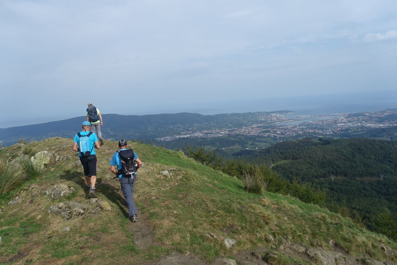Erroilbide (832 m.), Txurrumurru (823 m.) y Irumugarrieta (806 m.) forman parte de la gran mole que vigila cualquier movimientoen Orasoaldea